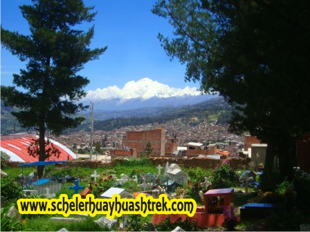 Vista del Huascarán y Huandoy Mountains desde el Cementerio de Huaraz